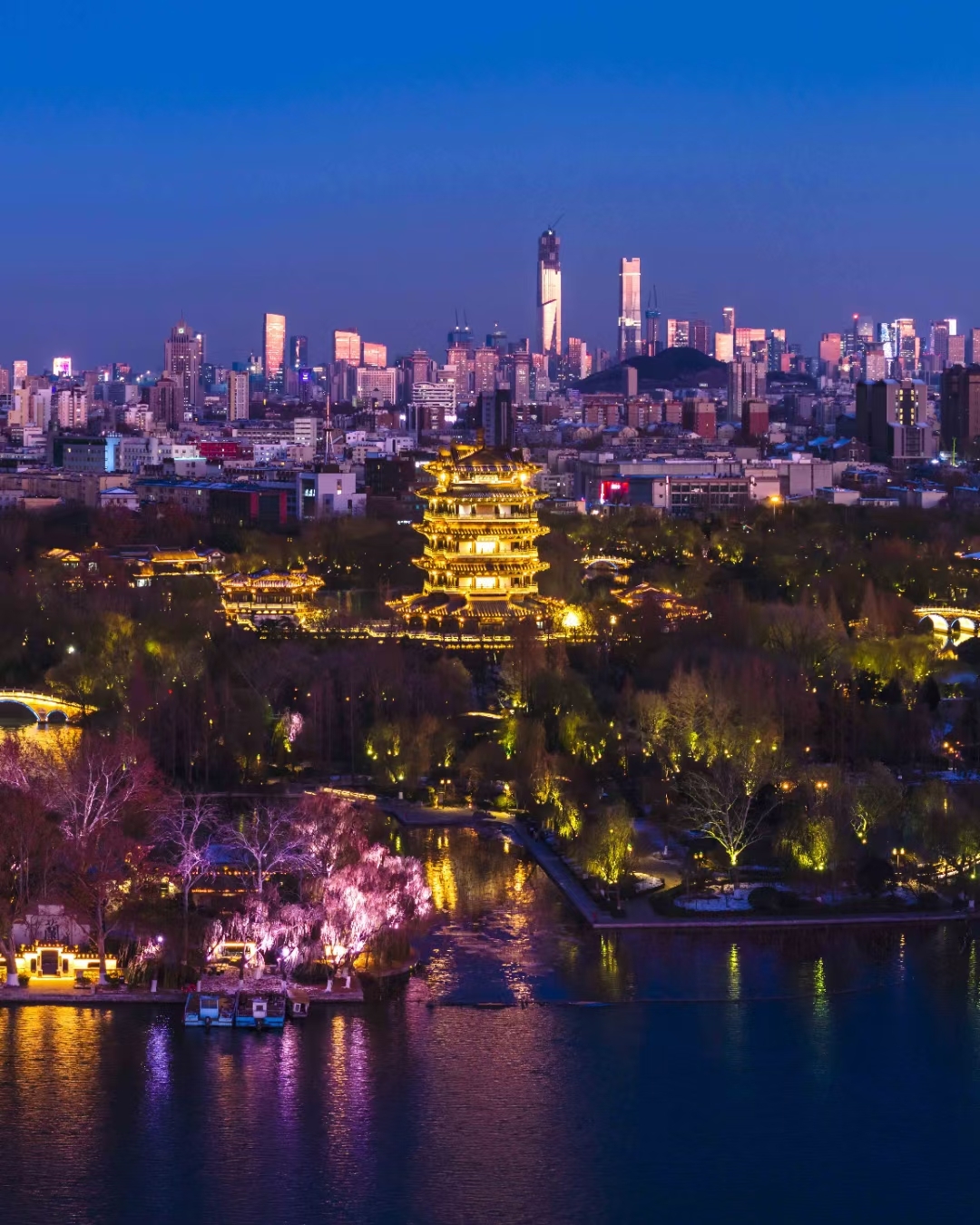 记录我的城市吧#济南大明湖的夜景璀璨夺目,如梦如幻.
