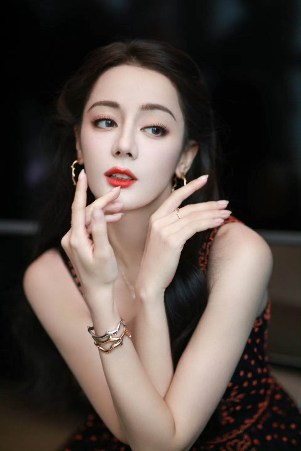 迪丽热巴今日线下活动造型,身穿红色刺绣吊带裙