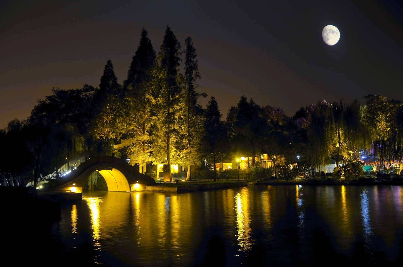 夏日慢慢游# 《卜算子•苏河夜舟》〔原创〕 暮色洒云烟,波影搖荫