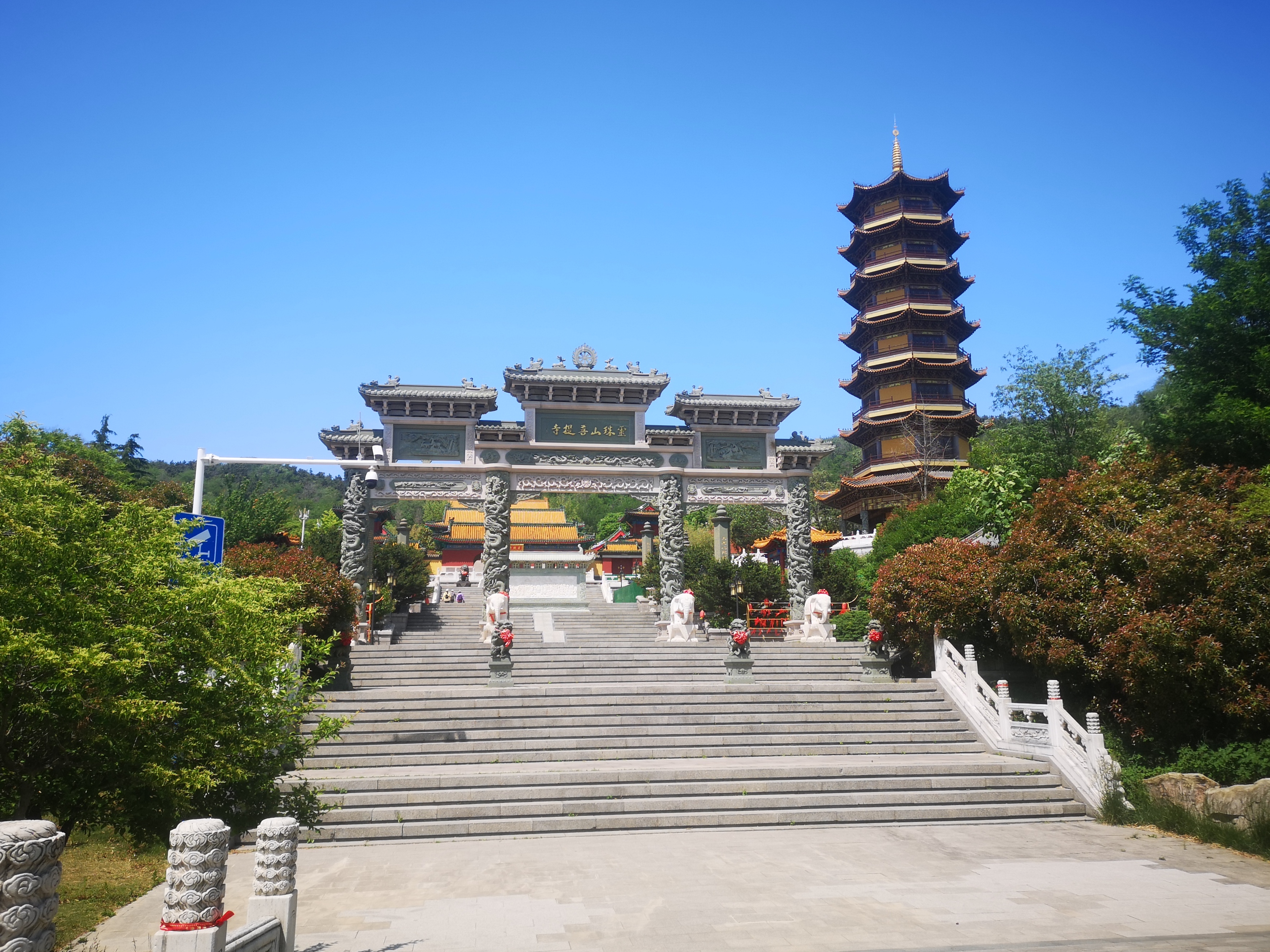 菩提寺,位于青岛经济技术开发区(黄岛区)的珠山国家森林公园内,寺院始