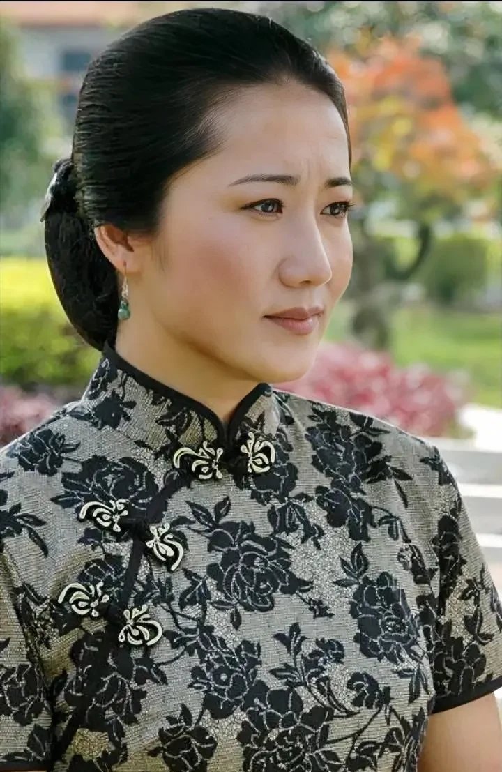 其实她长得挺端正,演技也不差,出道差不多30年了