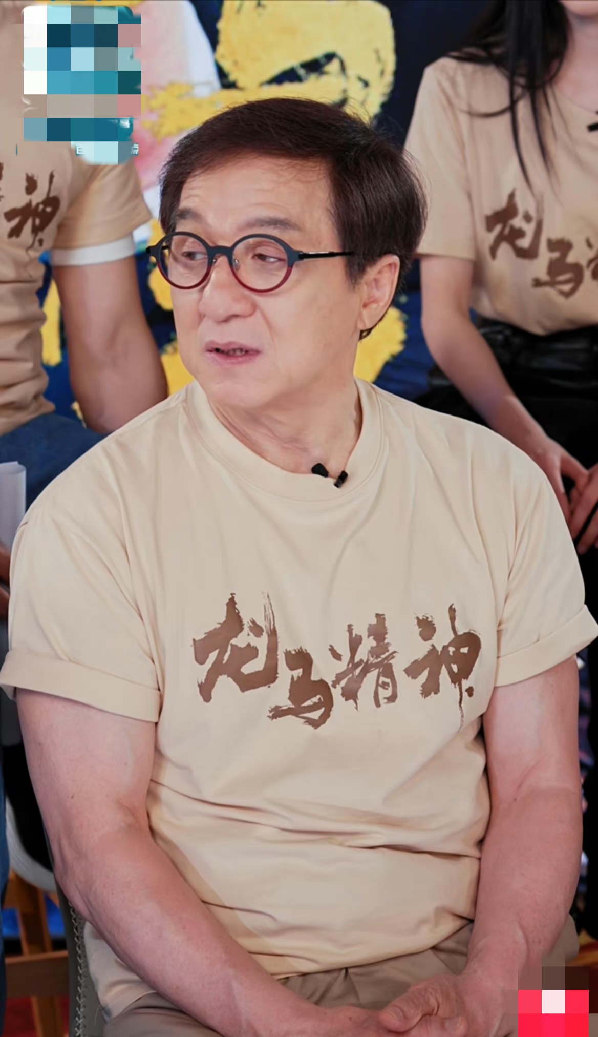 69岁的成龙手臂肌肉线条居然还这么明显,风采不减当年!