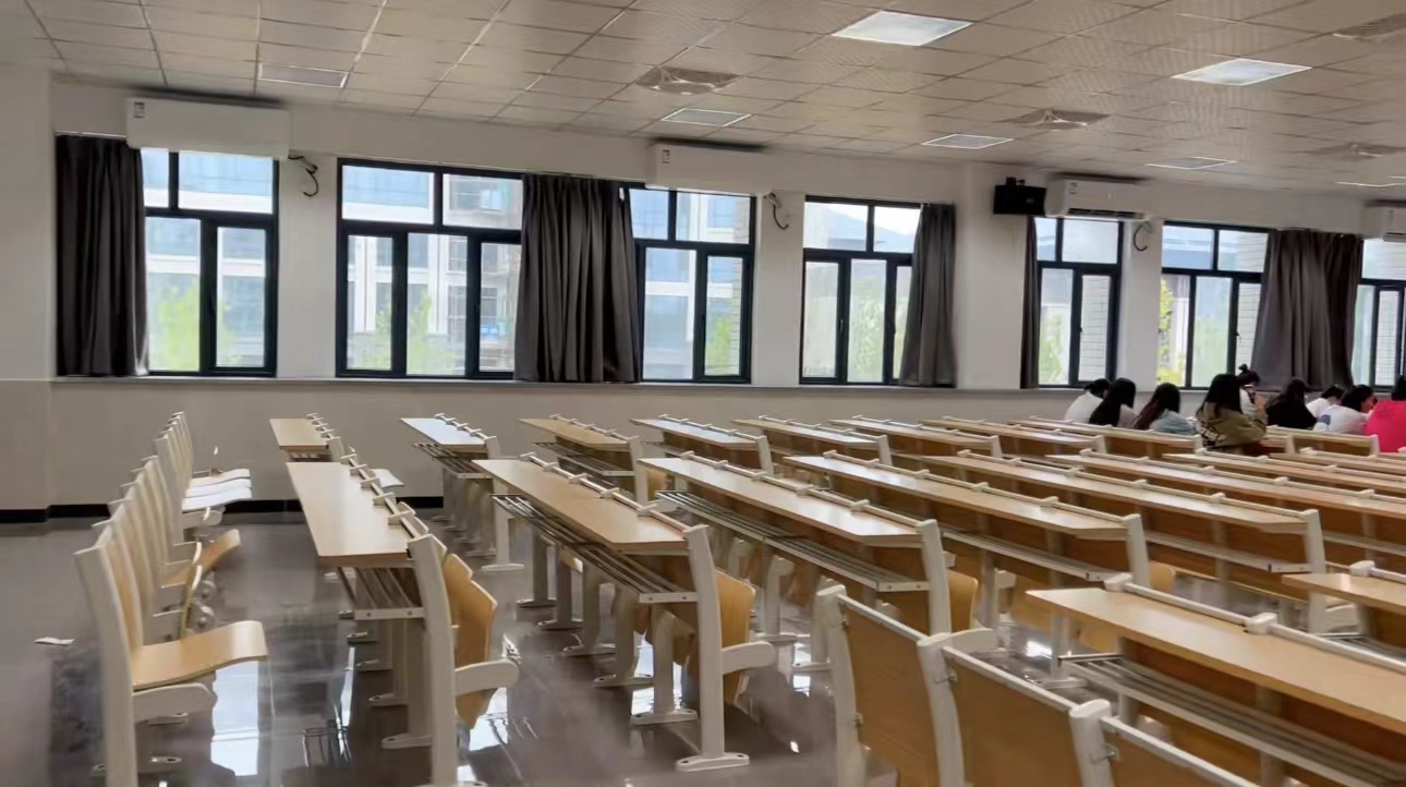 武汉东湖学院宽敞明亮的教室