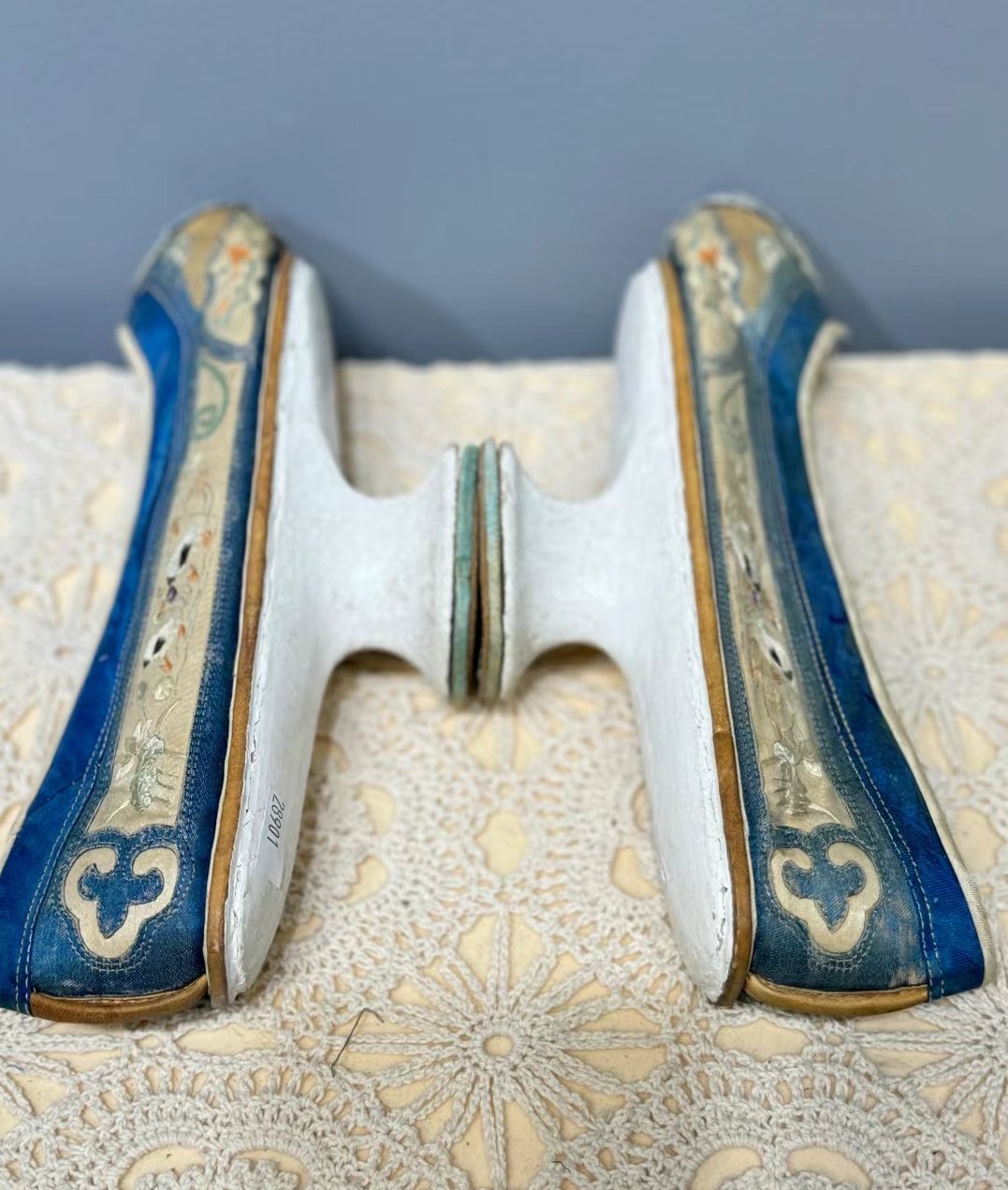 清代花盆底绣花高跟鞋,这么漂亮的鞋,没忍住试穿,然后差点摔了