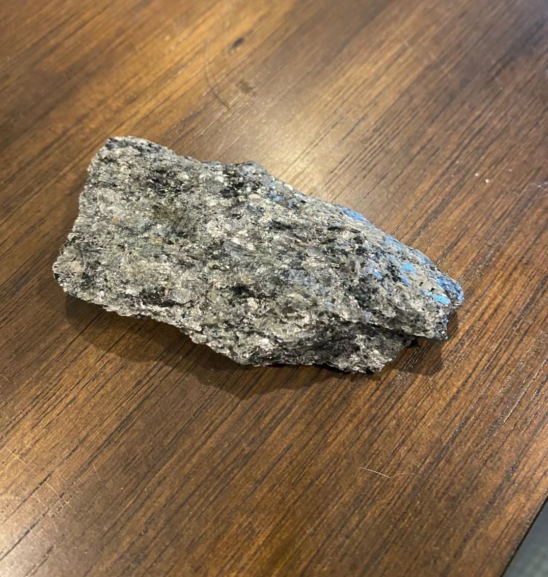 感觉是层状结构很脆弱的样子放在抽屉里可以看到周围掉了点细小的片状