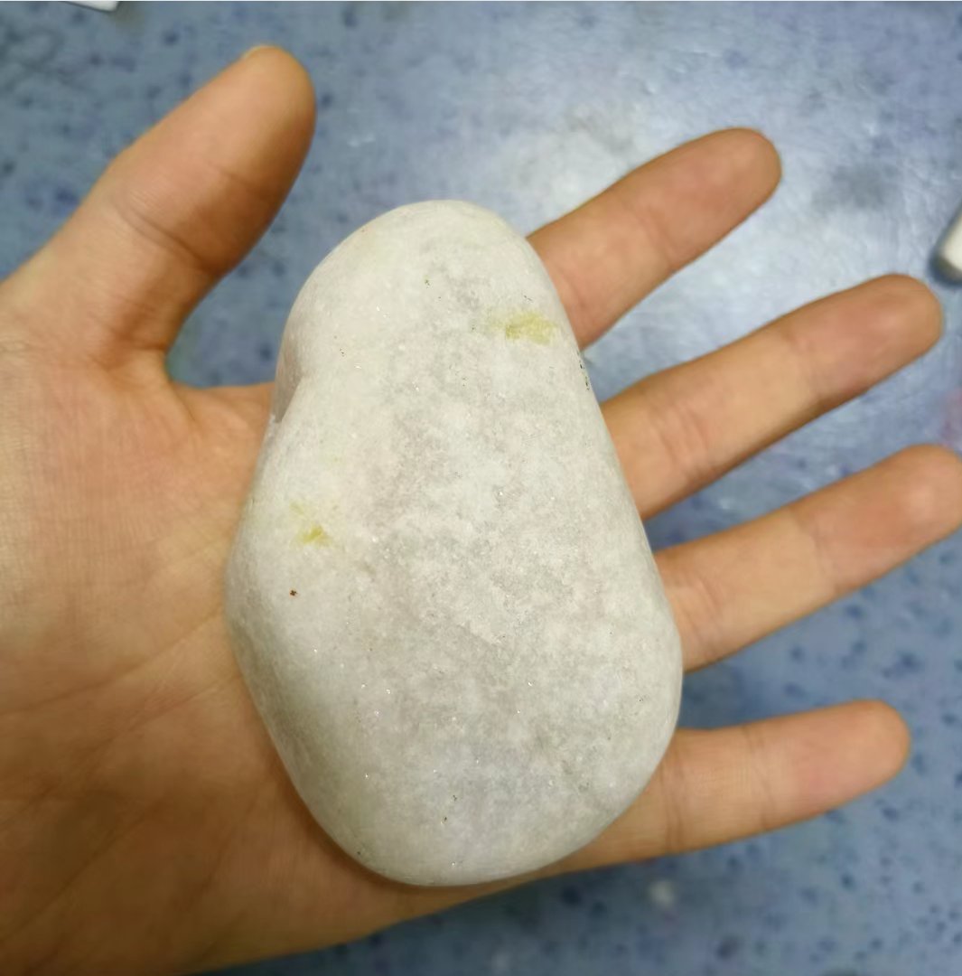 小亮片一样的东西亮晶晶的,光照的透有没有大师鉴别一下是什么石头呀