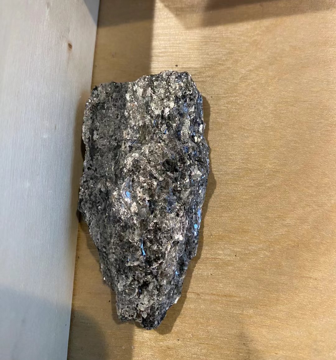 感觉是层状结构很脆弱的样子放在抽屉里可以看到周围掉了点细小的片状