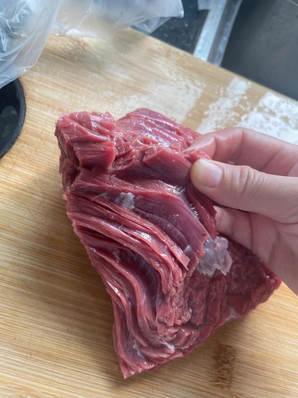 这是假牛肉吗?怎么一层一层的,是买到假牛肉了吗