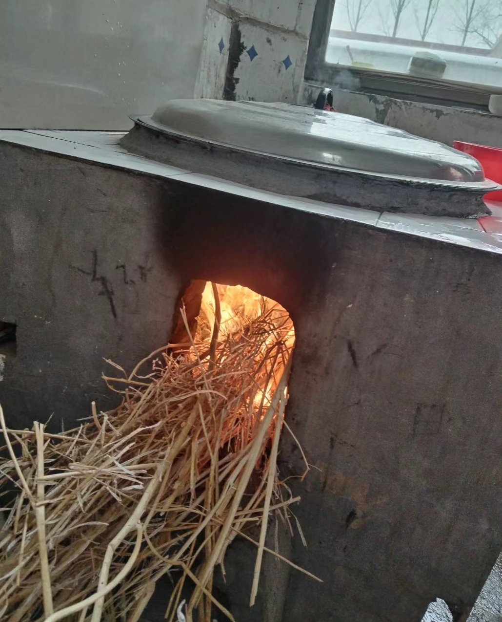 老家的大锅台我好久没有烧过火 了,作为农村人的我有点羞愧,烧火从来