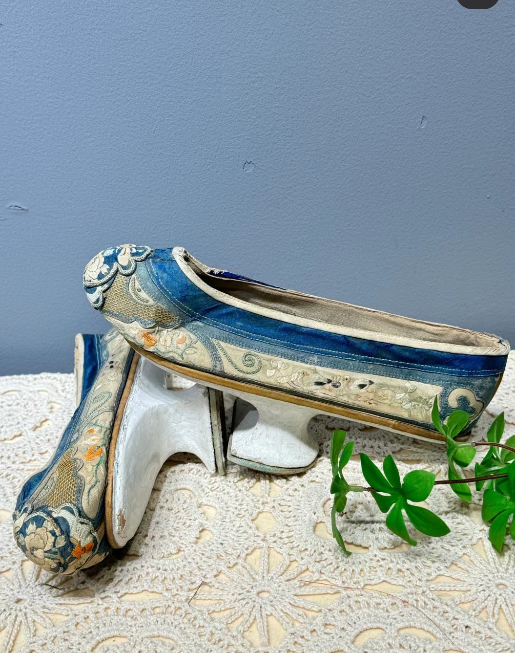 清代花盆底绣花高跟鞋,这么漂亮的鞋,没忍住试穿,然后差点摔了