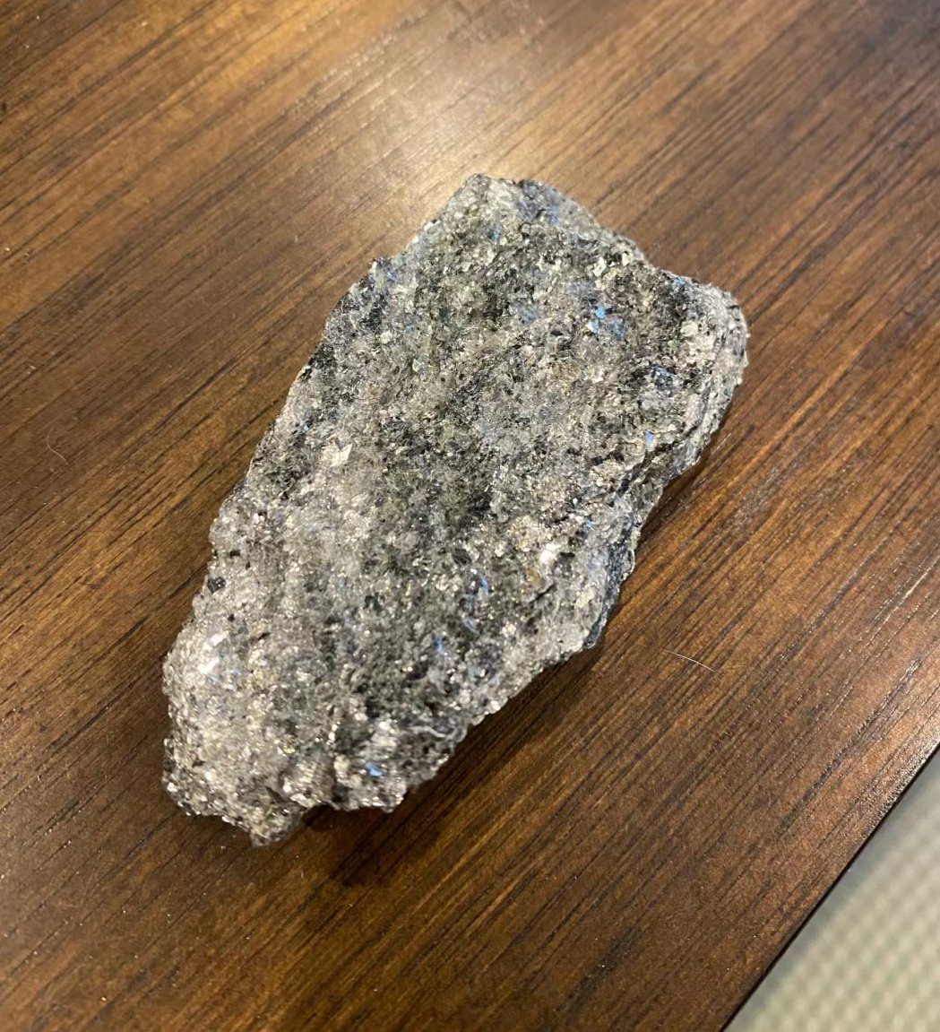 请问这是什么石头?海边捡到的 亮晶晶的金属质感.