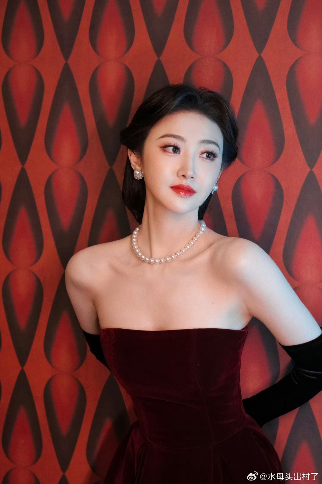 景甜这状态绝了!一袭酒红色抹胸礼裙,将她的曼妙身姿展露无遗