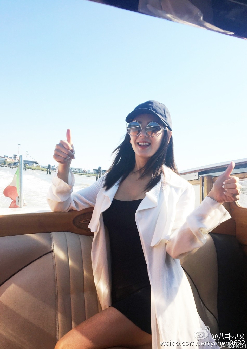 张雨绮乘船出行,白衬衫配黑帽墨镜,笑容明媚,身材凹凸藏不住,随手一拍
