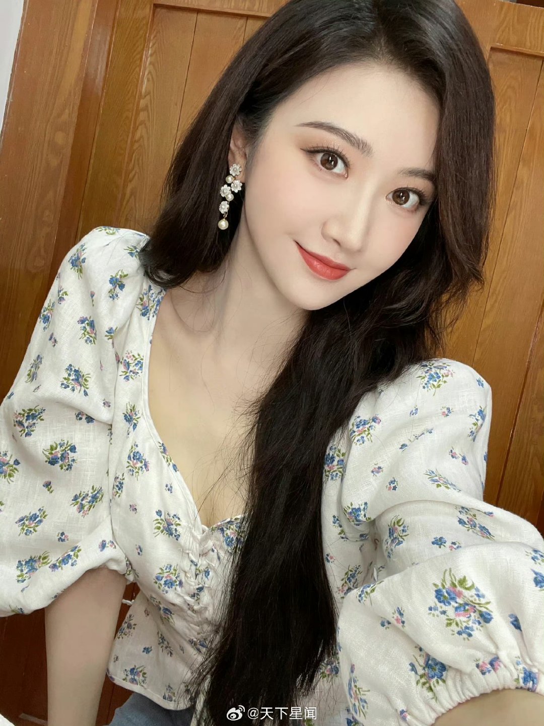 景甜新自拍杀疯 碎花小衫 珍珠耳饰,这胸型藏不住的娇俏感谁懂!