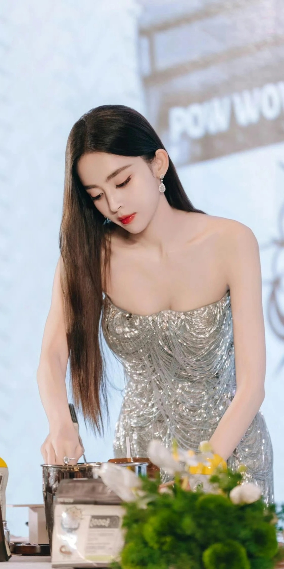 古力娜扎银色抹胸裙,优雅大气