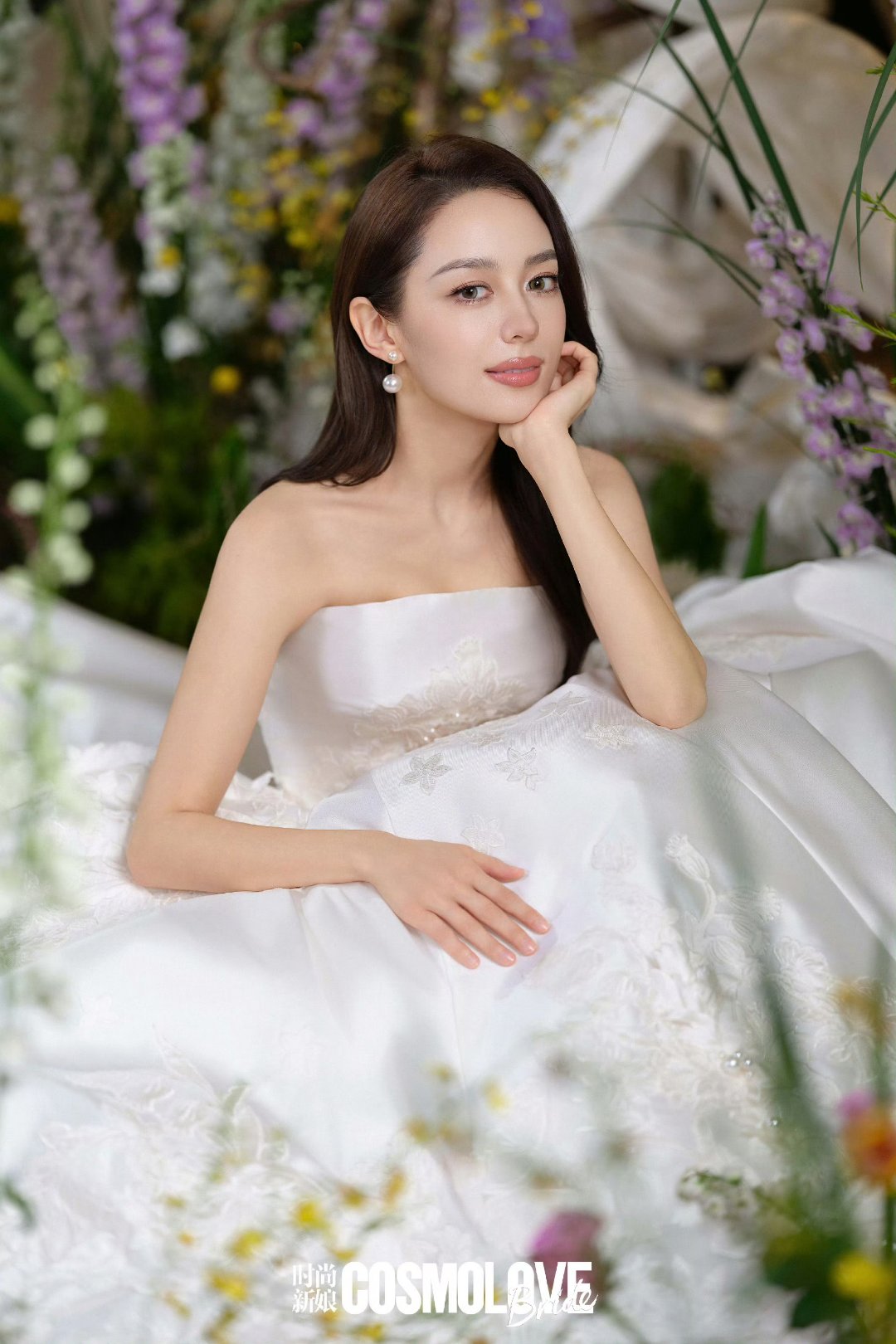 吉娜爱丽丝这组婚纱照又火了,身材是真的没话说,像从童话里走出来的