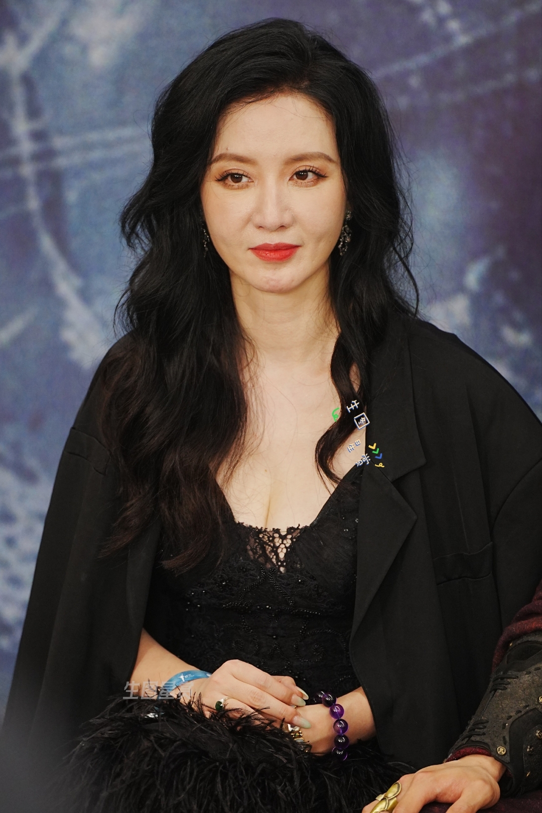 张萌亮相,气场全开!乌黑卷发衬得她肌肤如雪,红唇明艳,笑意勾人