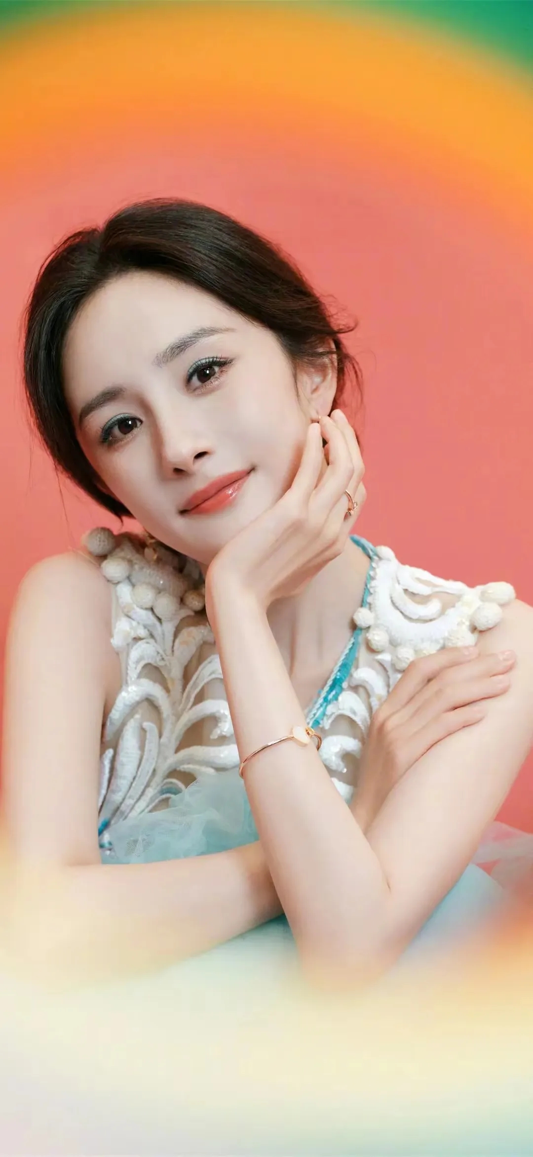 杨幂身着一袭淡蓝色渐变纱裙,宛如仙子降临