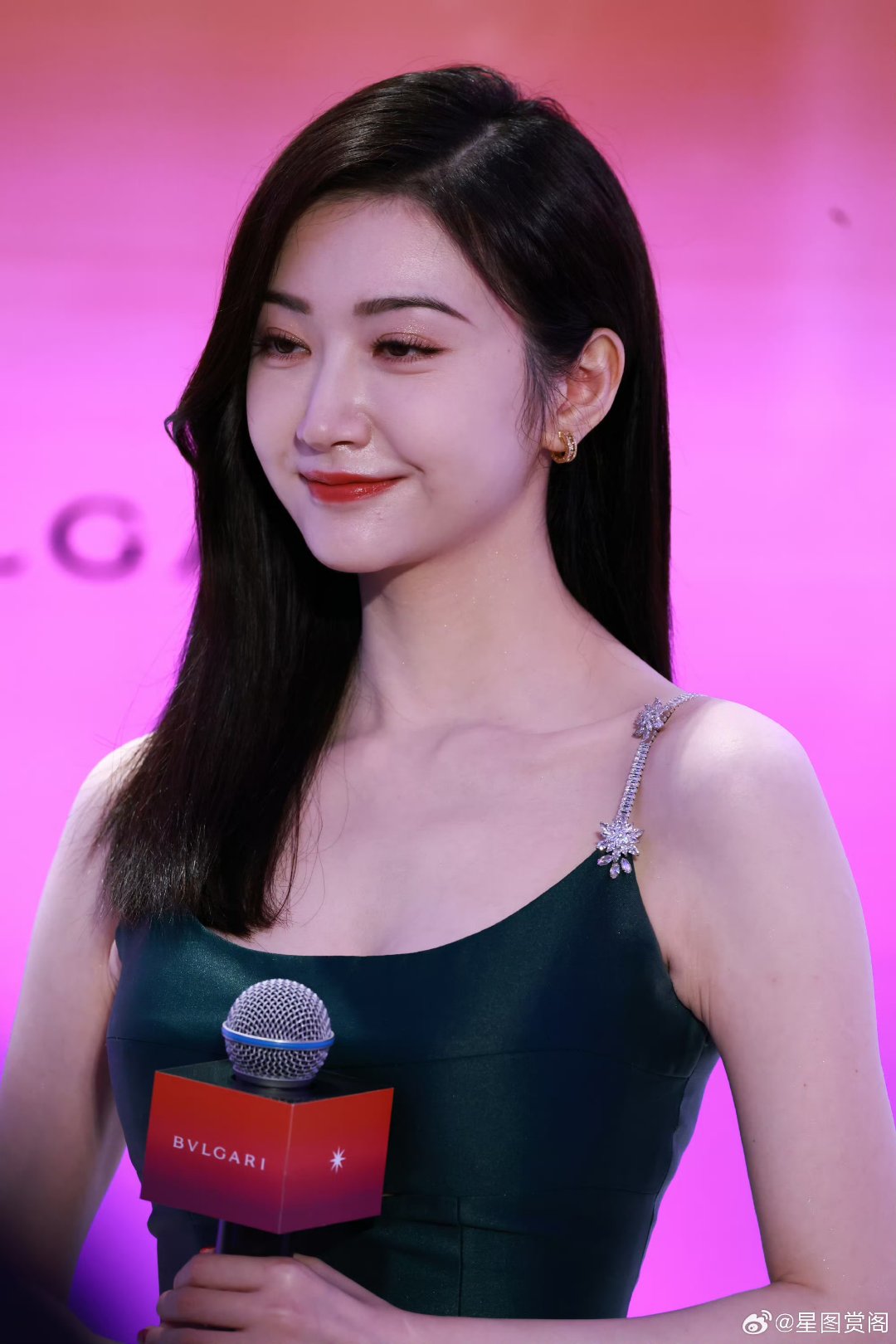 景甜一袭墨绿吊带裙亮相,肩带镶嵌的钻石璀璨夺目