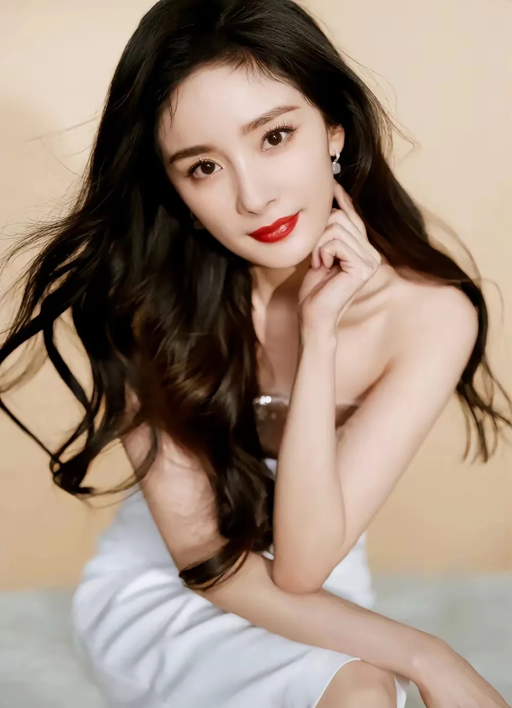 杨幂身着一袭白色抹胸裙,美得动人心魄!