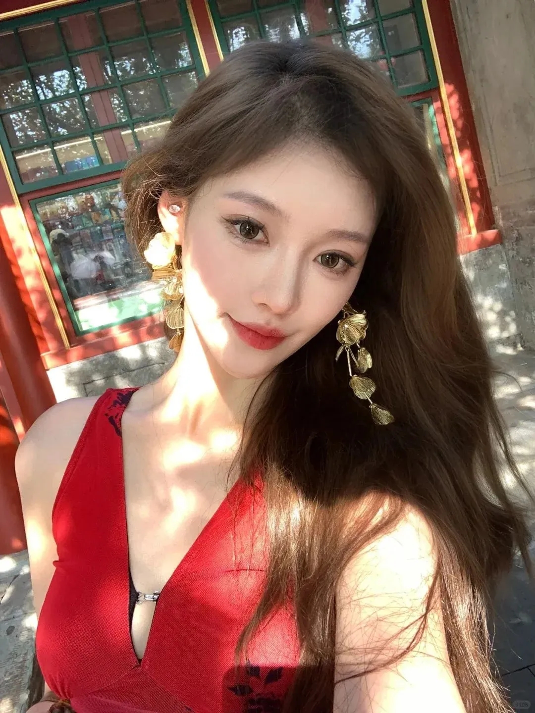 打翻雨夜,她是一位来自中国的网红美女,平面模特,穿搭博主