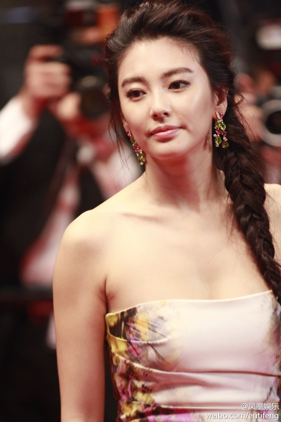 张雨绮亮相红毯,魅力四射!一袭印花抹胸裙,将她的傲人身材展露无遗