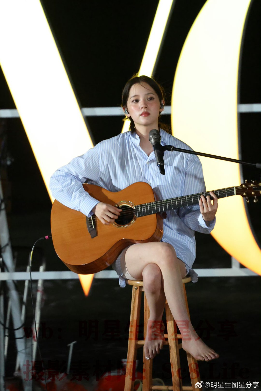 欧阳娜娜赤脚坐木凳,宽松衬衫难掩性感