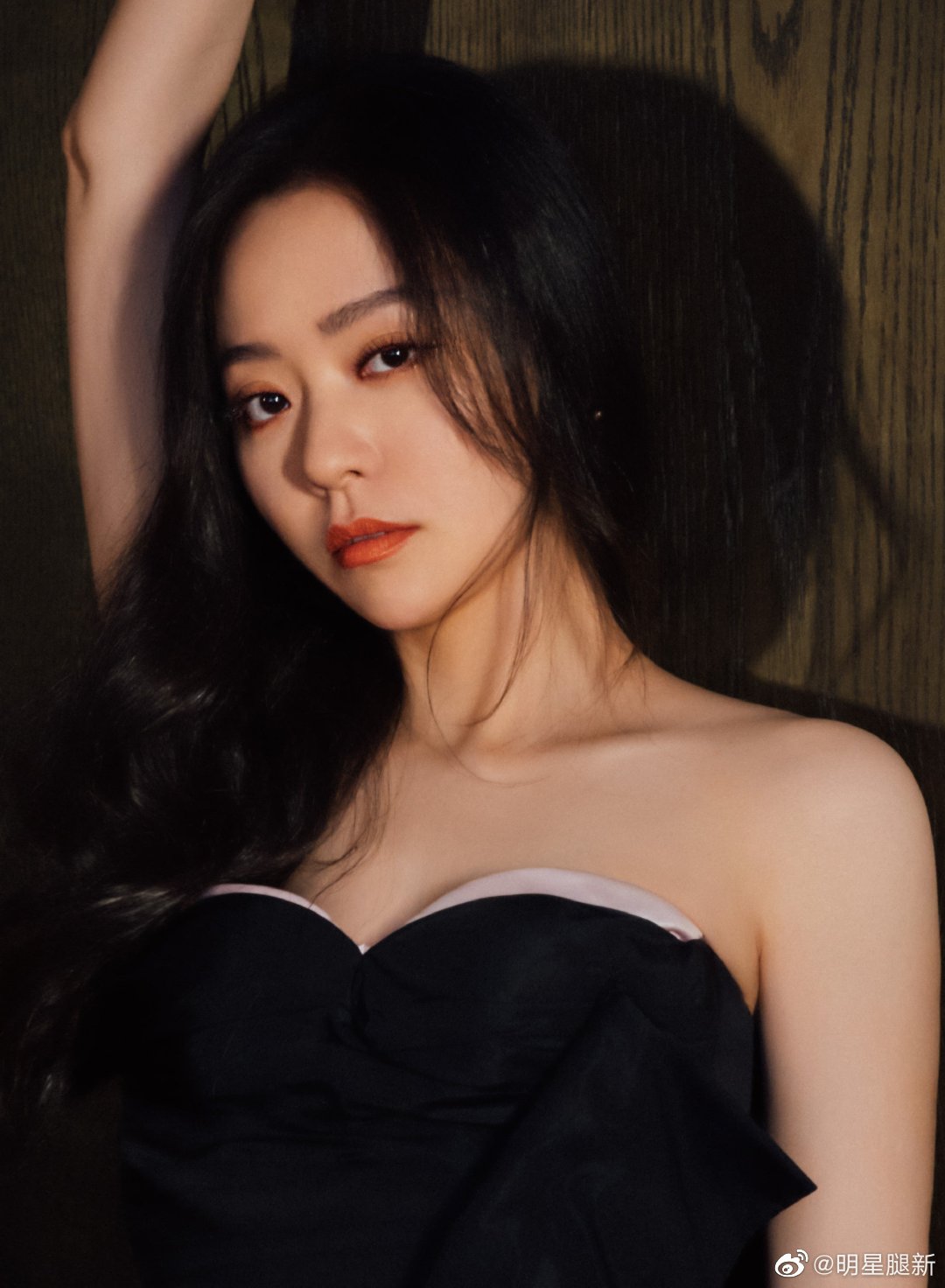 张靓颖身穿抹胸拼接蝴蝶开衩裙女王坐姿