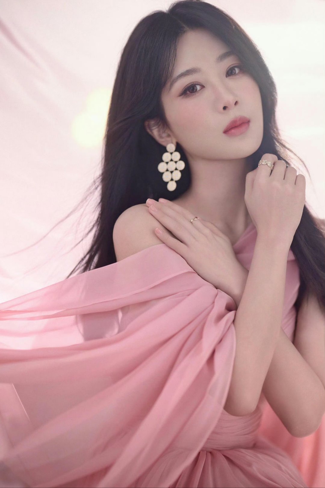 杨紫身穿粉色抹胸裙,雪肤衬粉纱,性感又娇俏,眼神勾人,举手投足间