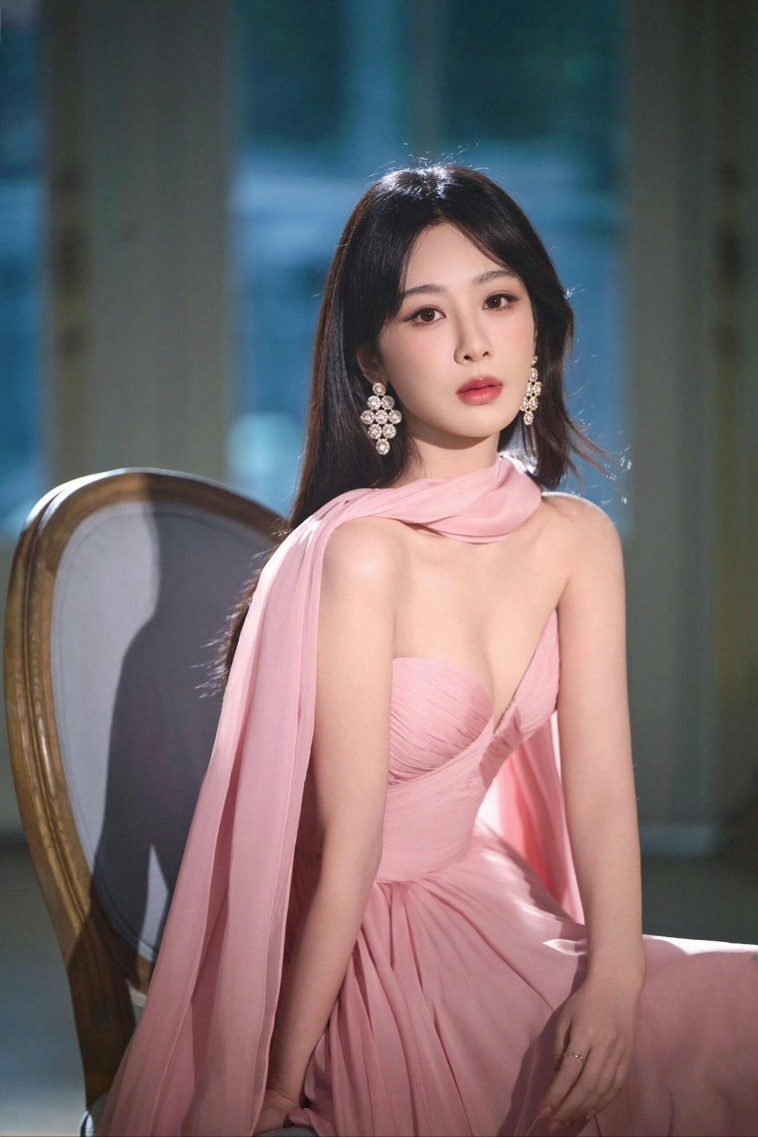 杨紫身穿粉色抹胸裙,雪肤衬粉纱,性感又娇俏,眼神勾人,举手投足间