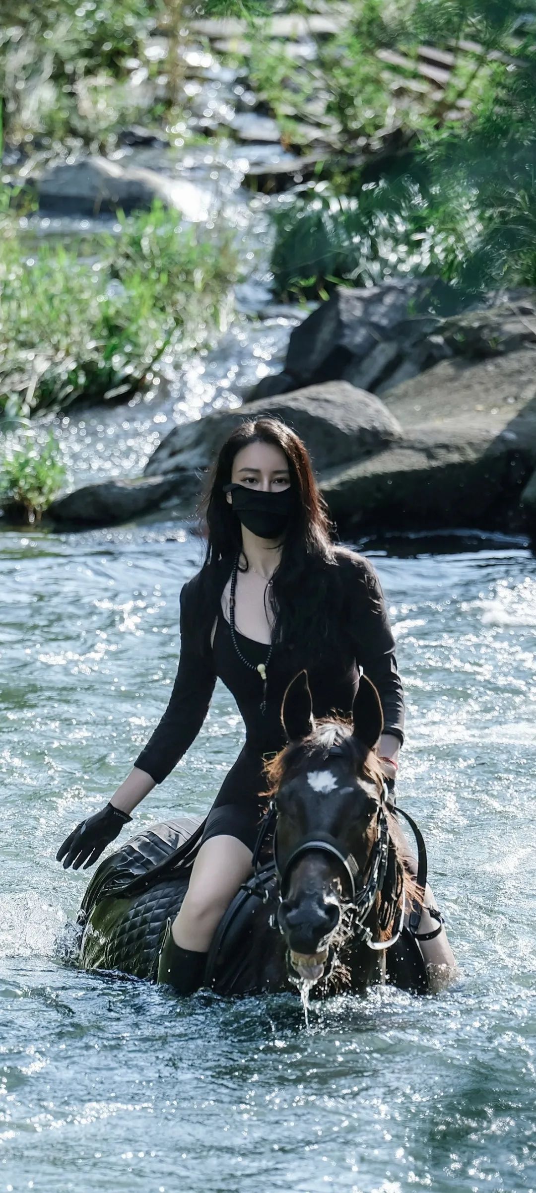 母其弥雅酷美写真壁纸,水边策马,倒影如诗