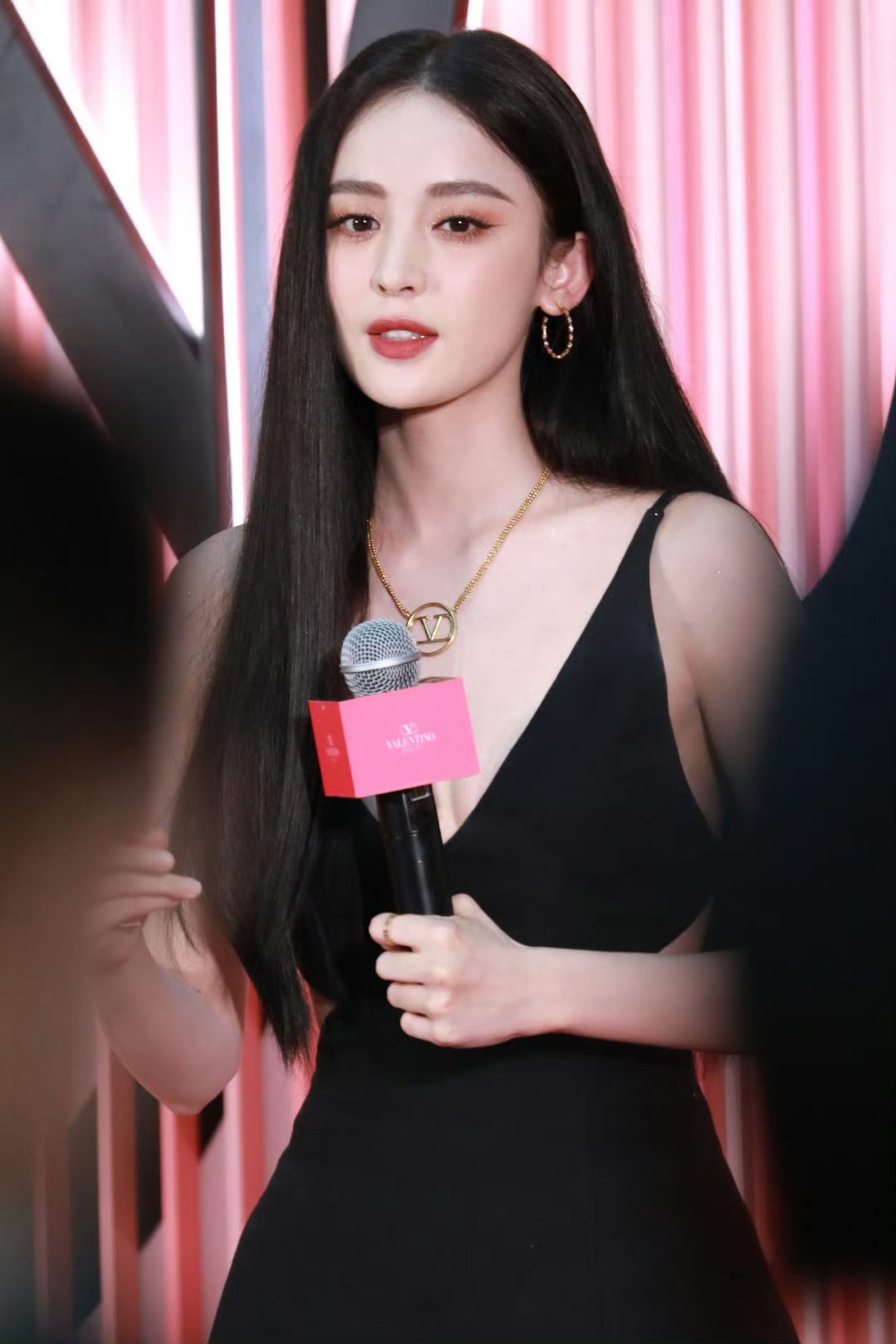 古力娜扎美得太犯规!一袭黑色深v吊带裙,将她傲人的身材展露无遗