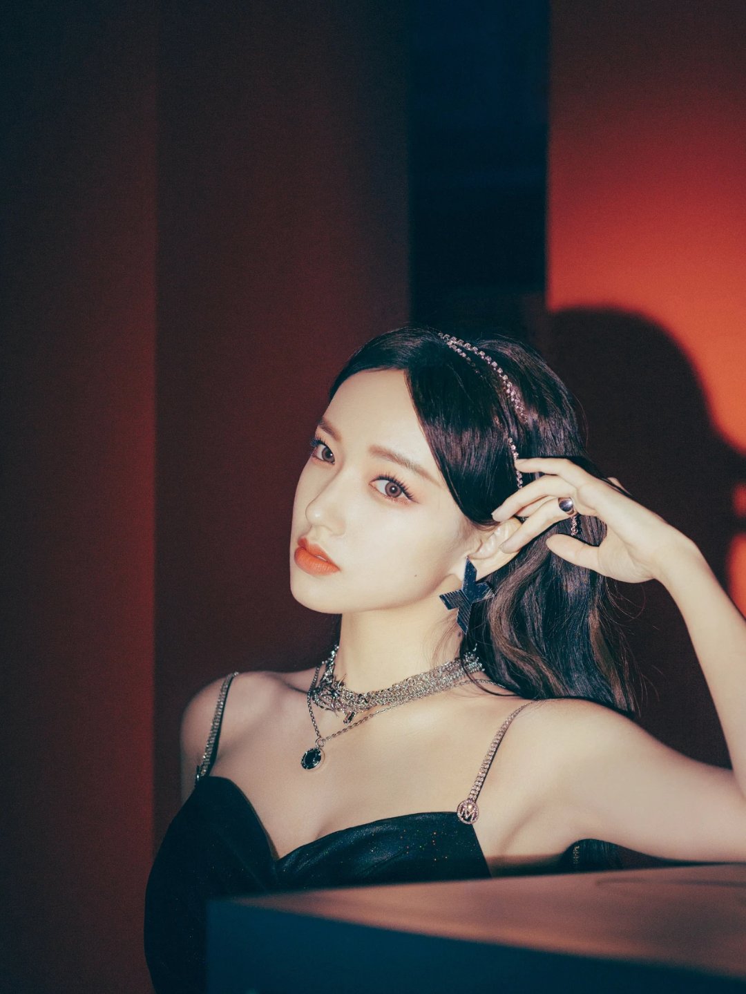 程潇这组暗黑系写真杀疯了!黑裙勾勒曼妙曲线,大长腿配长靴性感炸裂