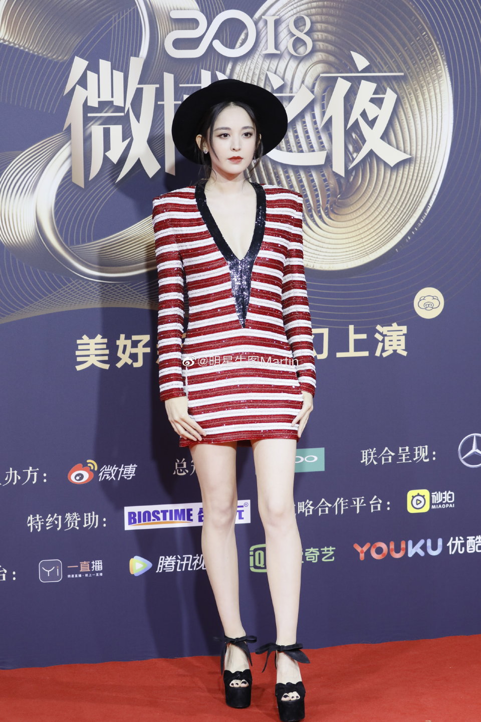 第13期娱乐热点剧评社##动态连更挑 娜扎短裙座古力娜扎白色短裙的 