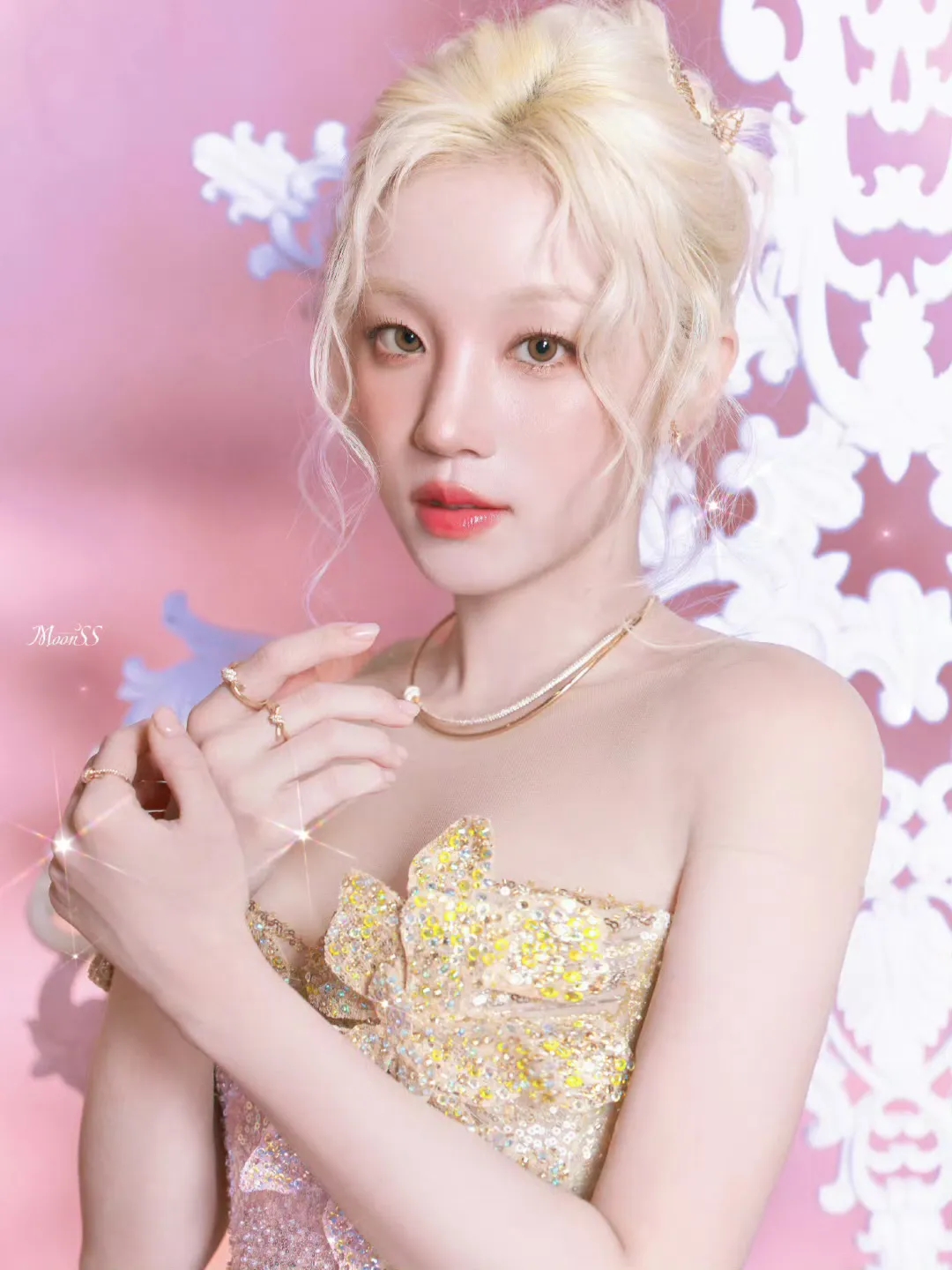 或双臂交叠,举手投足间,魅力四溢,宛如童话中走出 宋雨琦金色礼服出席