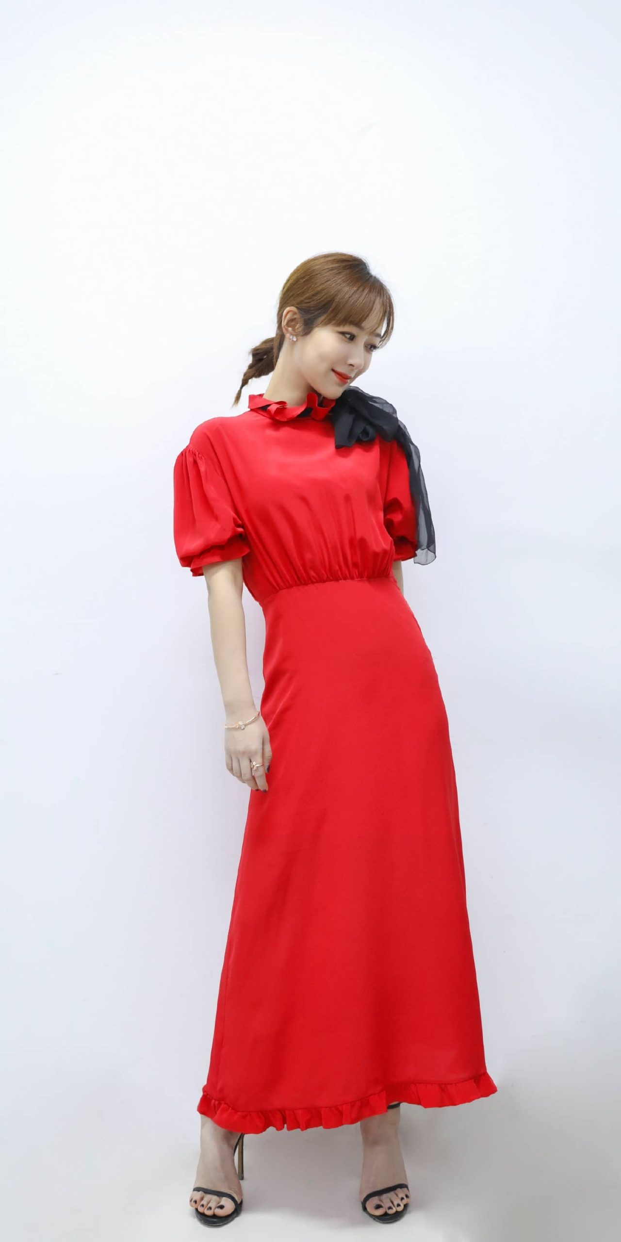 杨紫白底红衣照片