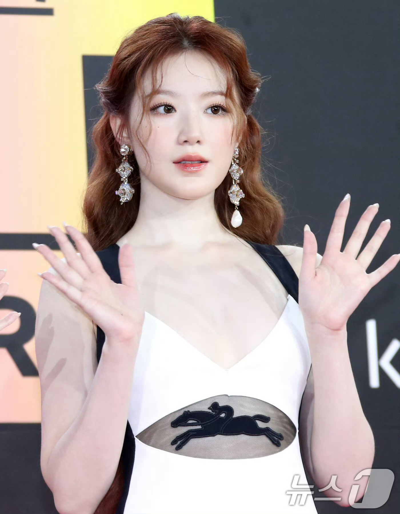 叶舒华穿黑白礼裙杀疯红毯!深v 腰侧透视,身材性感得"不讲武德"