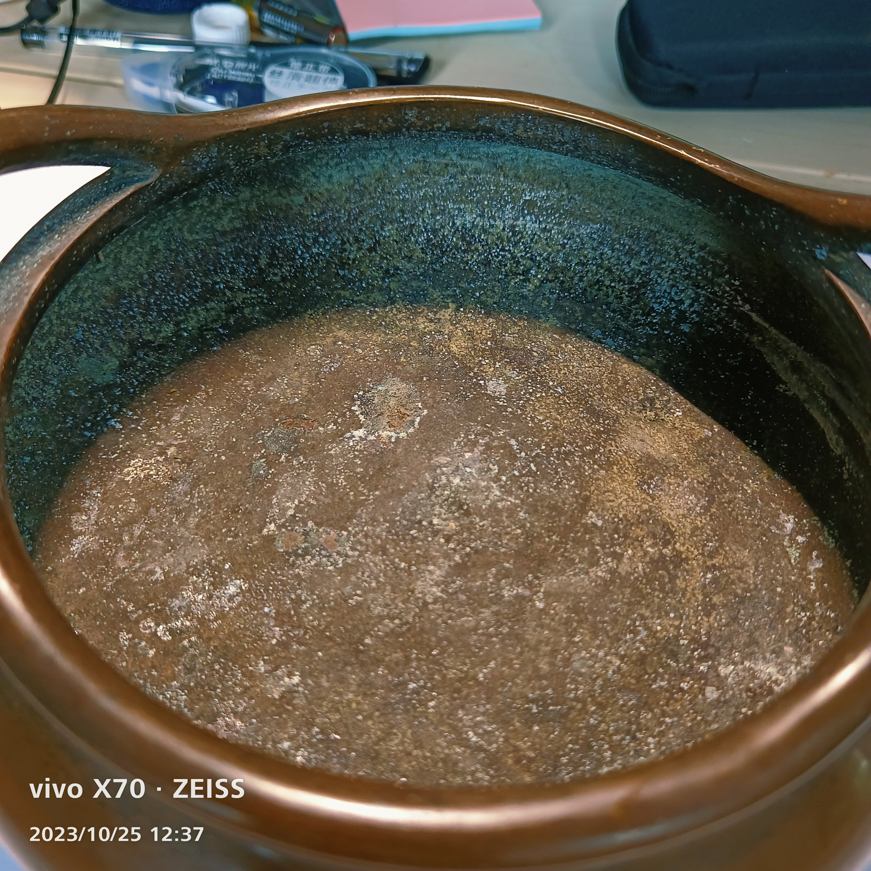 飞云居桥耳虎眼炉:造型典雅,稳重,耳高22.8mm,乳足低矮高为13