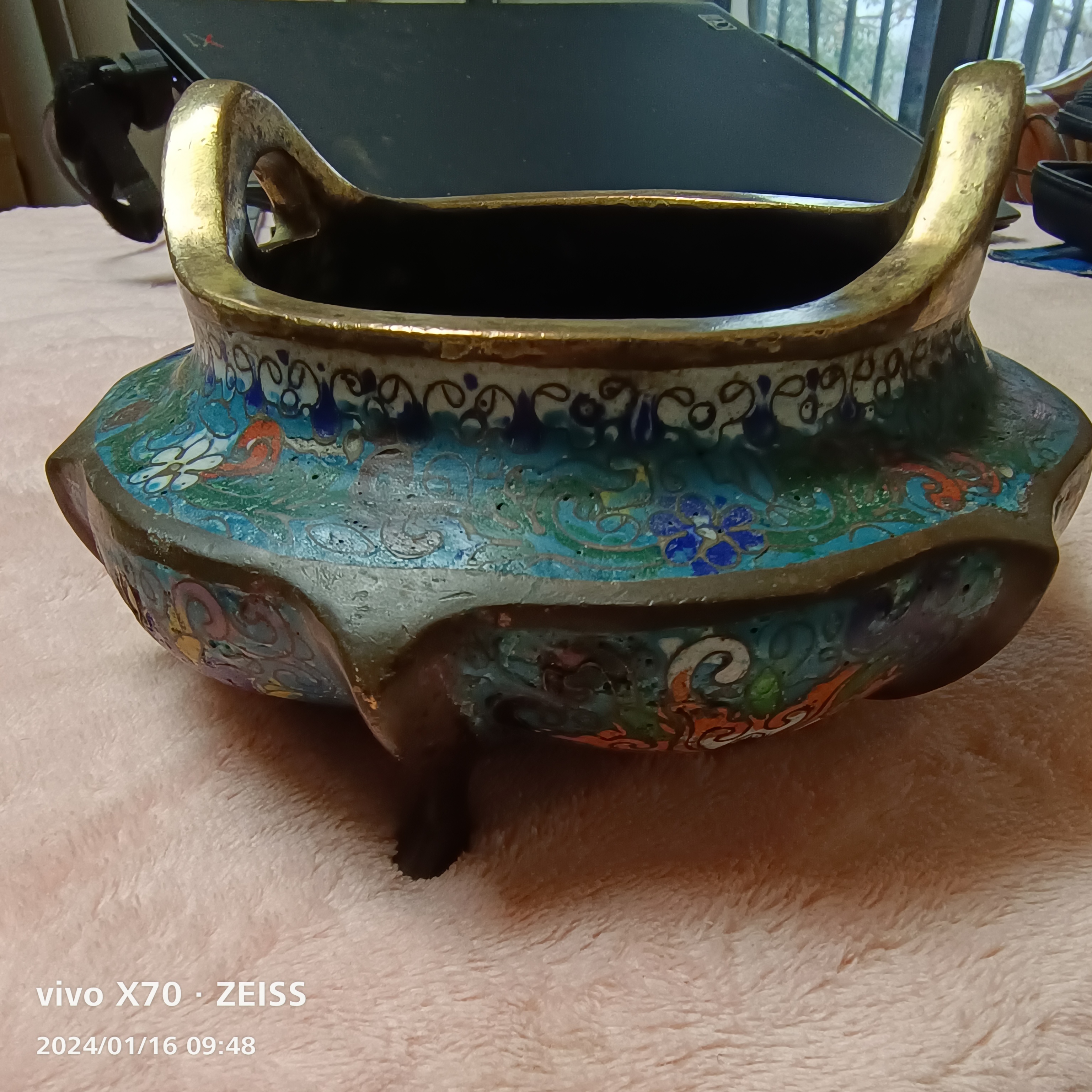六棱三足世古之宝景泰蓝香炉,重1326g高79.8mm内口径94.2mm,腹扁而鼓