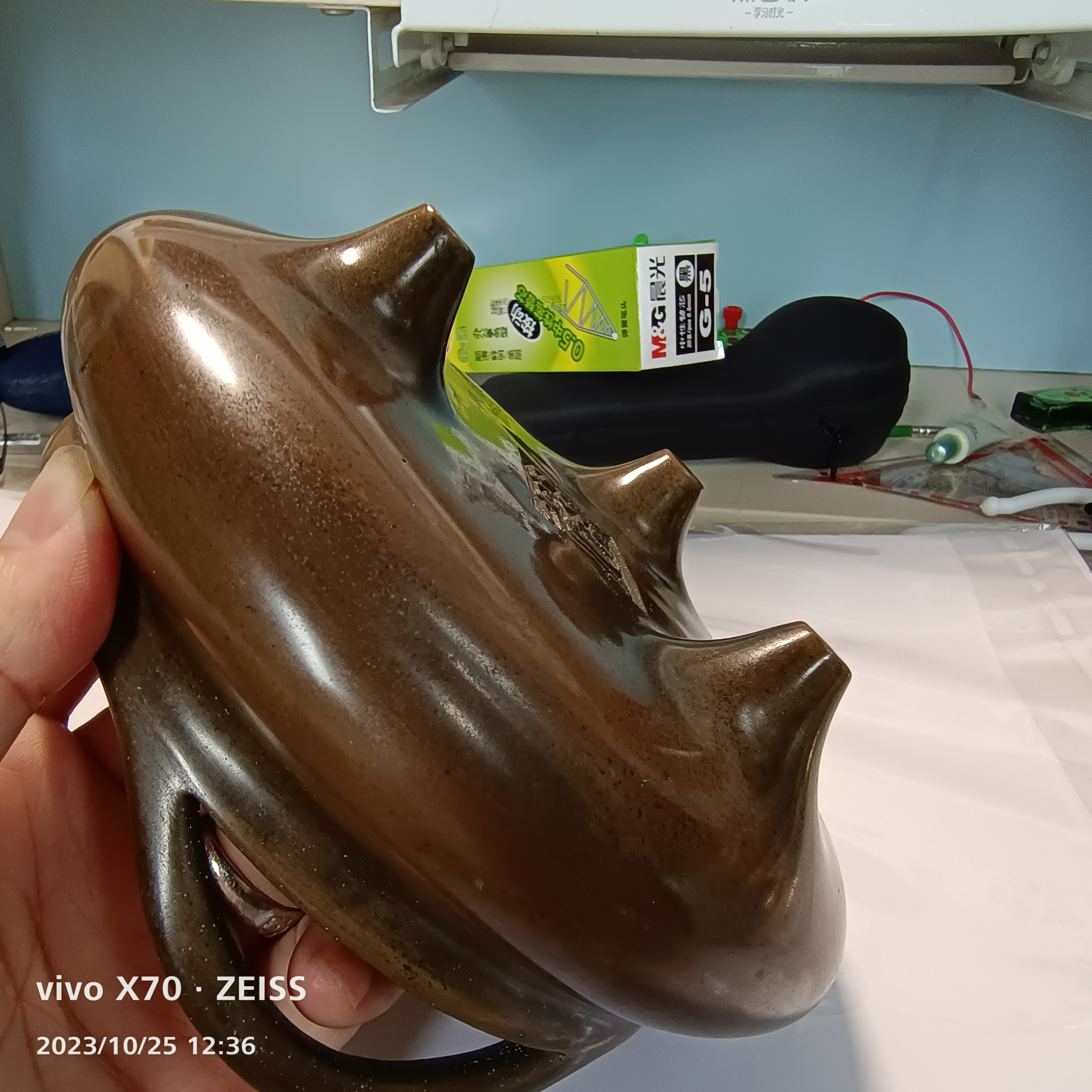 飞云居桥耳虎眼炉:造型典雅,稳重,耳高22.8mm,乳足低矮高为13