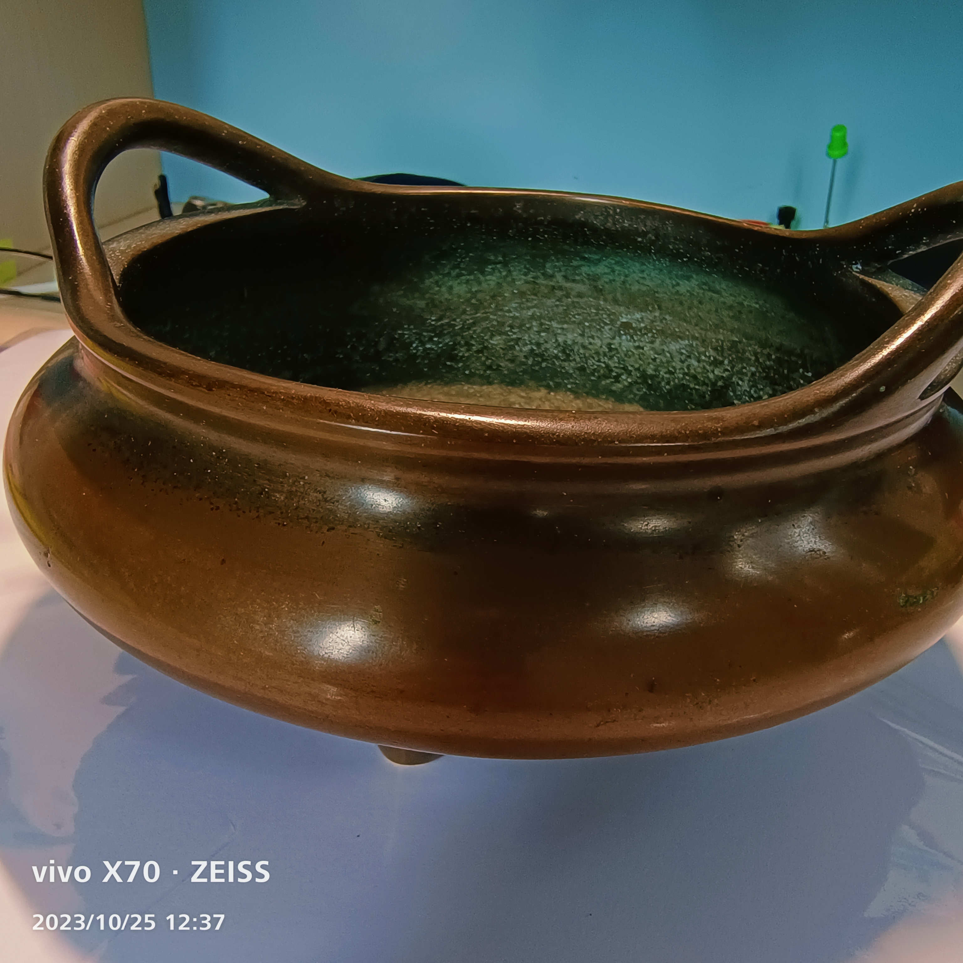 飞云居桥耳虎眼炉:造型典雅,稳重,耳高22.8mm,乳足低矮高为13