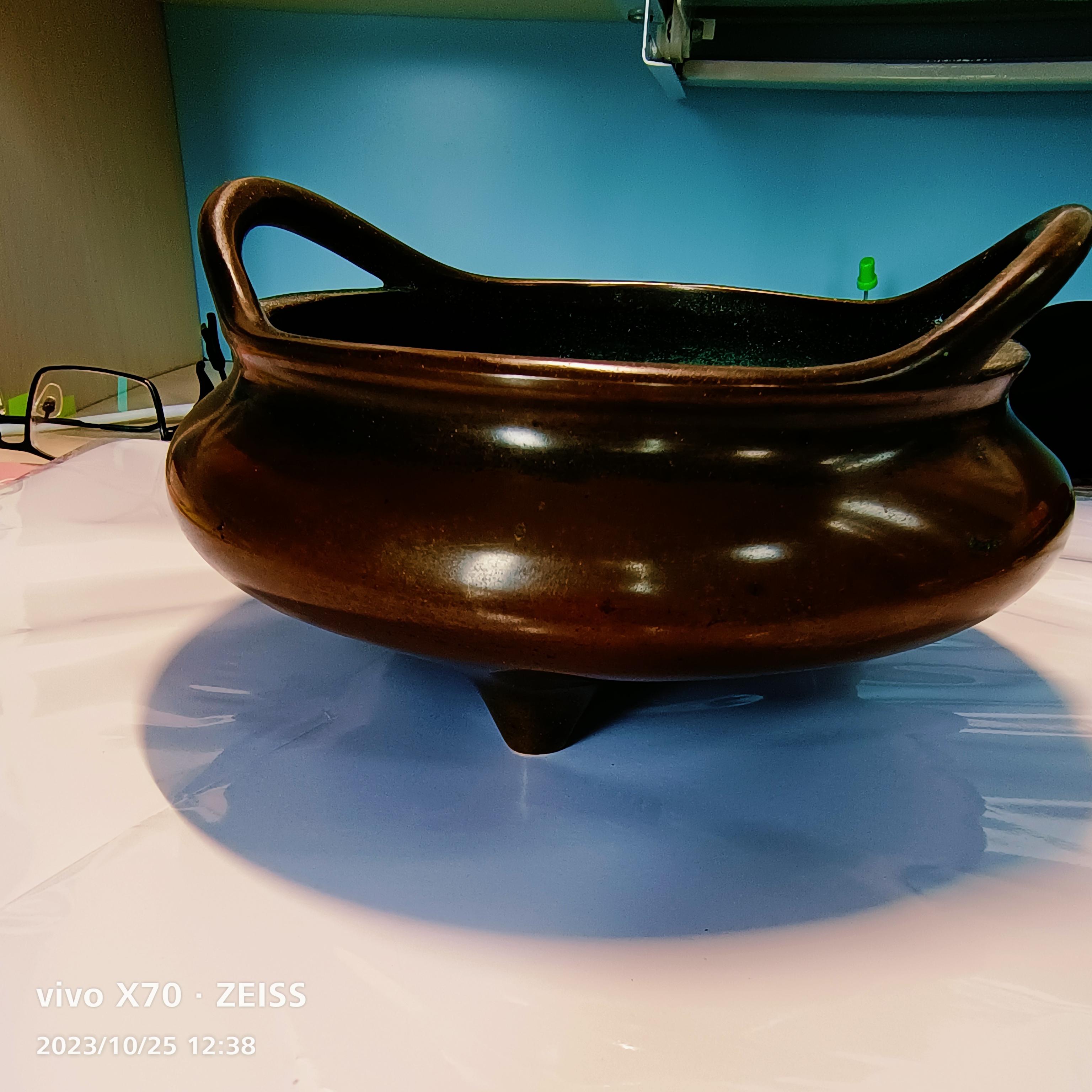 飞云居桥耳虎眼炉:造型典雅,稳重,耳高22.8mm,乳足低矮高为13