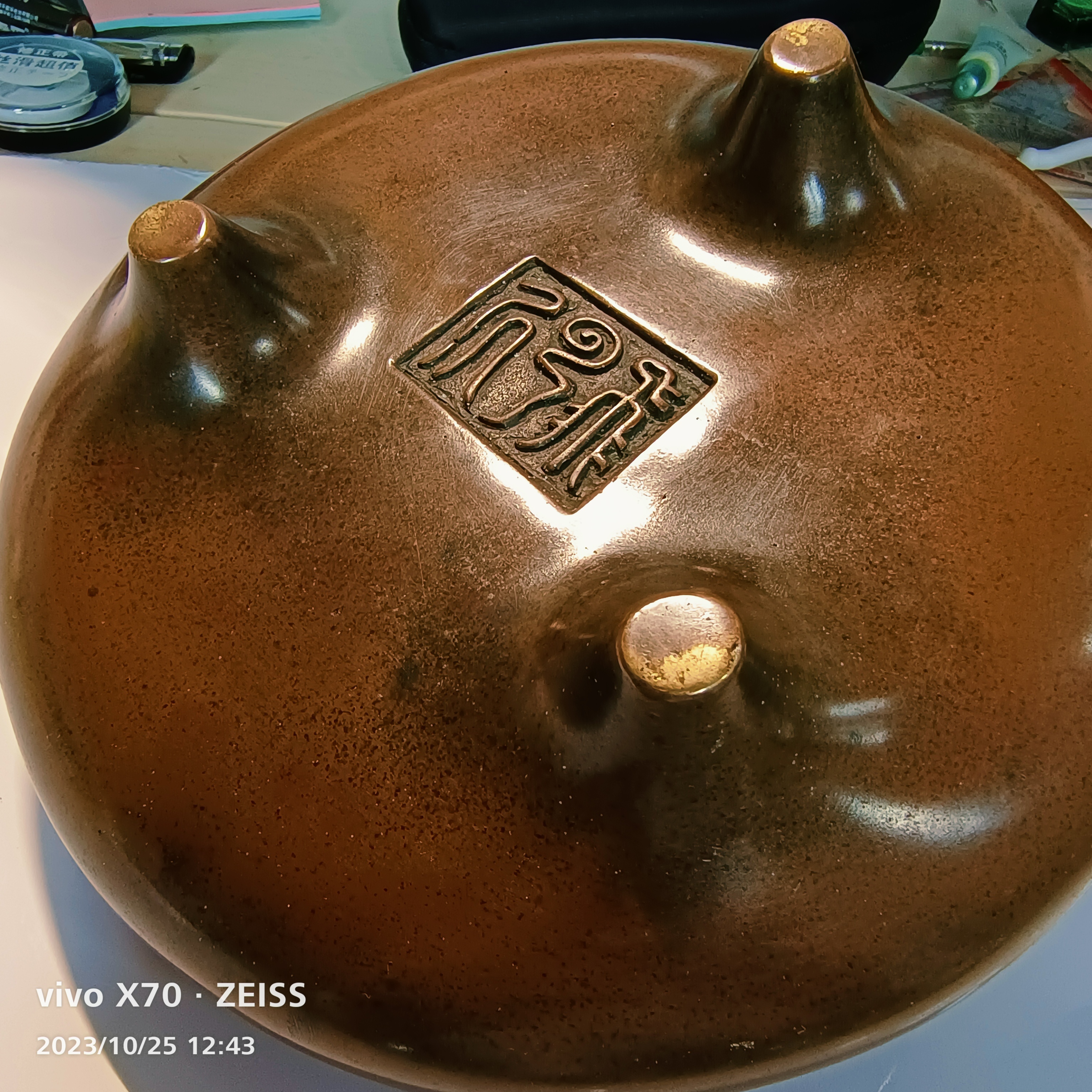 飞云居桥耳虎眼炉:造型典雅,稳重,耳高22.8mm,乳足低矮高为13