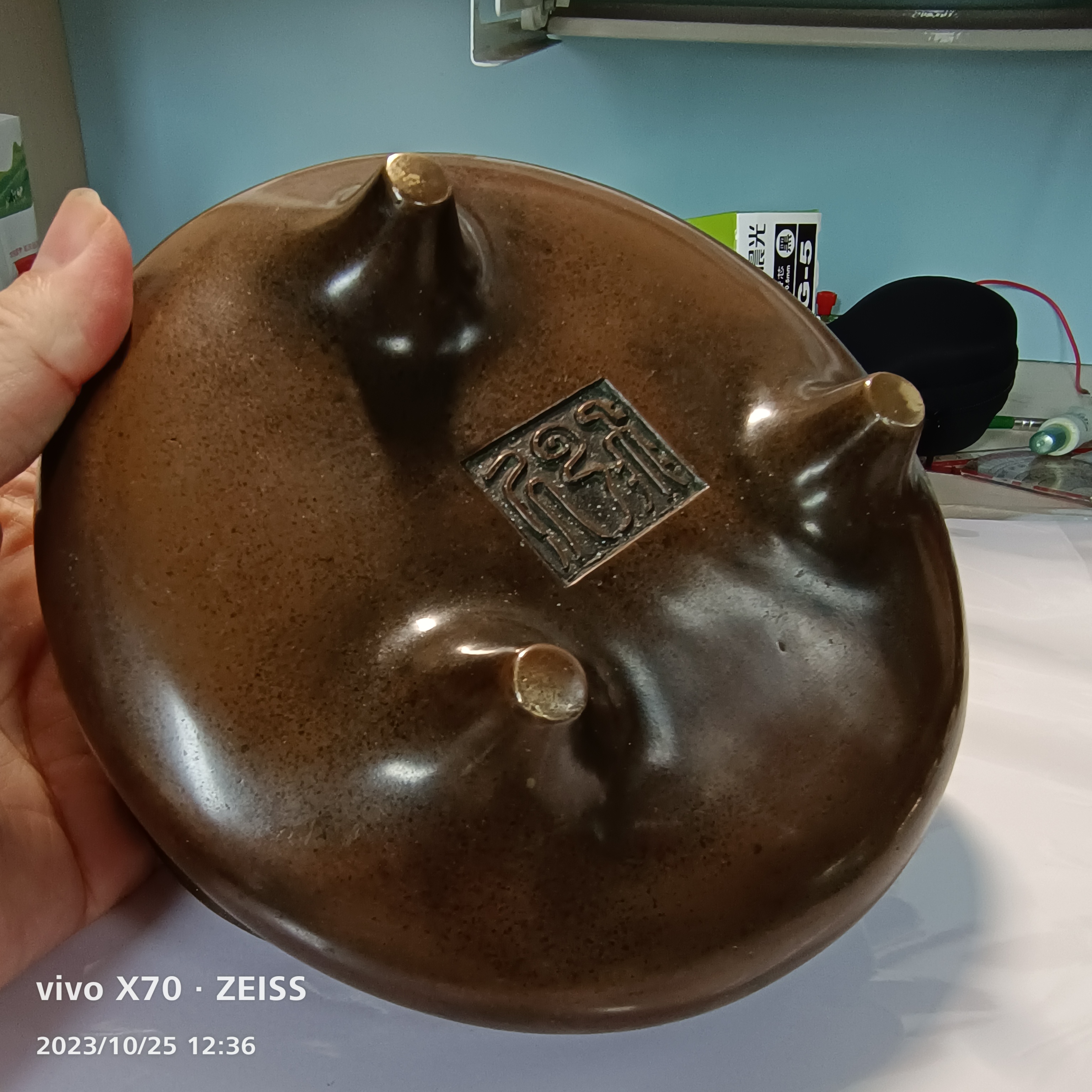 飞云居桥耳虎眼炉:造型典雅,稳重,耳高22.8mm,乳足低矮高为13