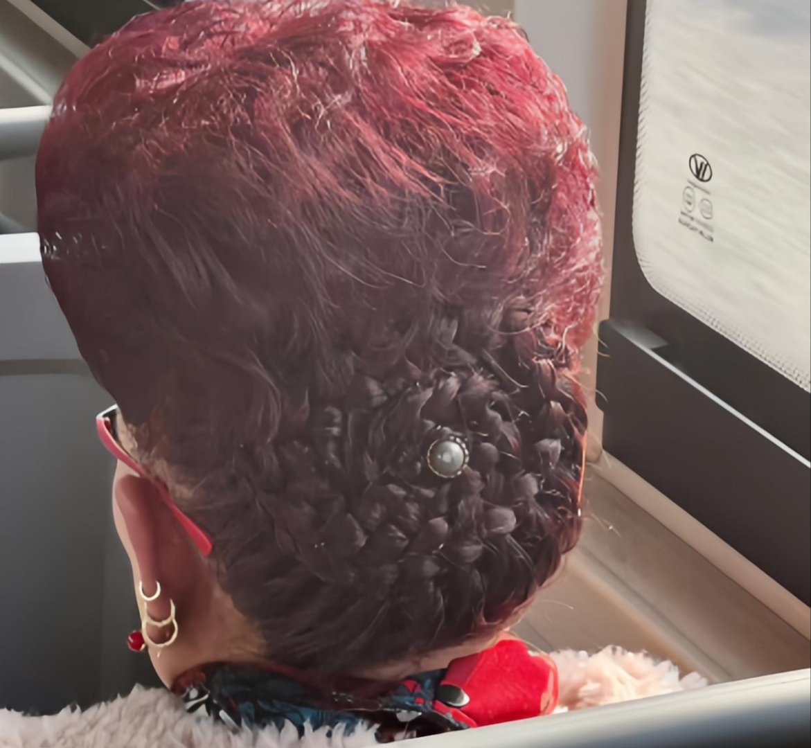 更引人注目的是,她耳朵上竟然有三个耳洞,佩戴着闪亮的耳环,整个人