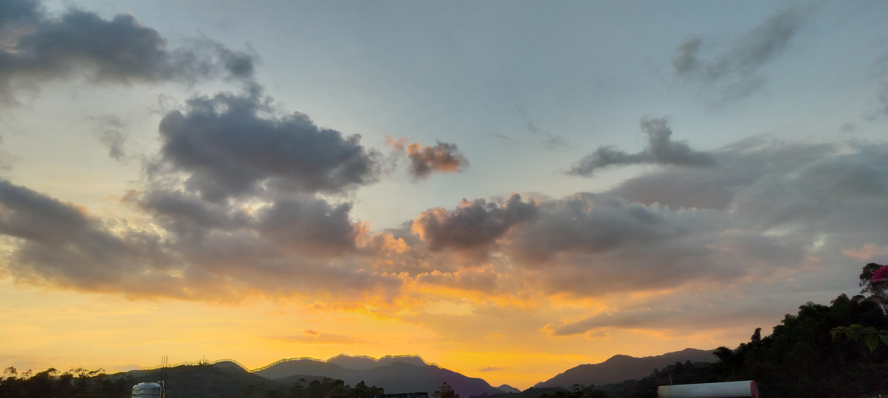 观拍夕阳黄昏彩云图,不是每天都有的,颜色云层也不一样,追拍半年才