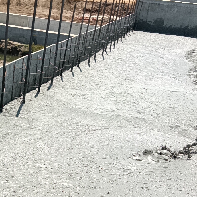 在公路的扩宽路堤,泡沫轻质土由于其具有轻质性和抗压性,可以降低路基