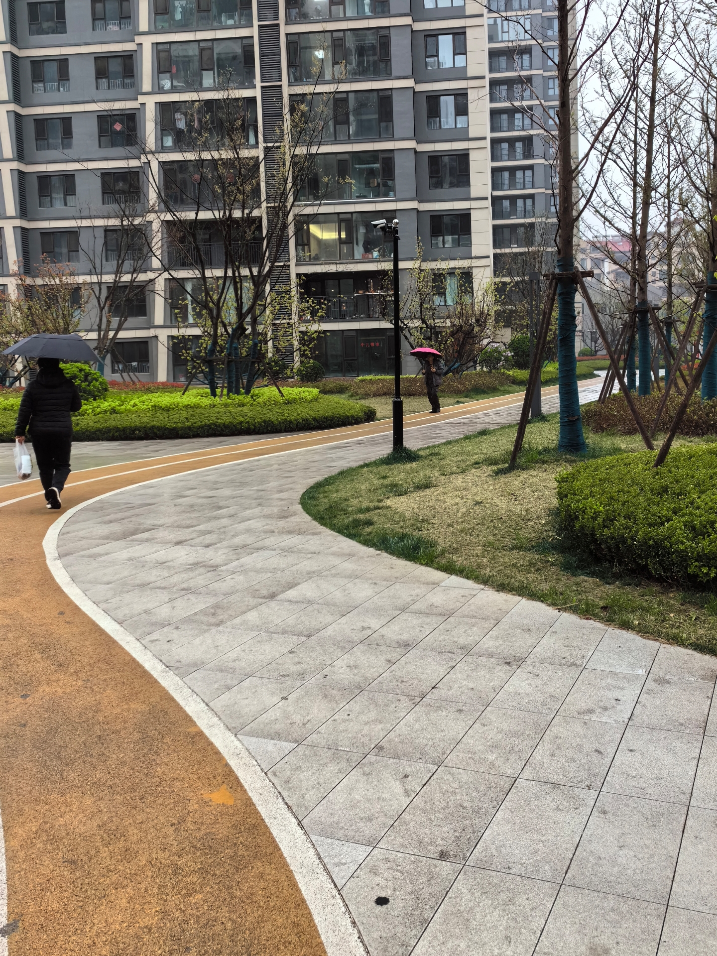 这种借酒发酒疯的方式看似不可取,但总比戗人性命的