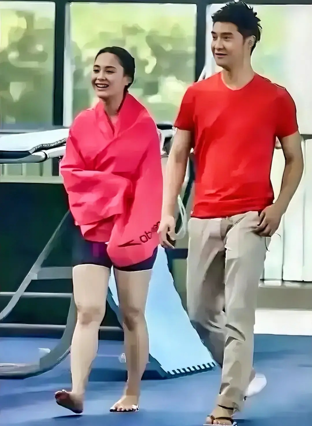 好像不是叶一茜吧, 长得挺美,但就是腿有点粗, 个子也不太高.