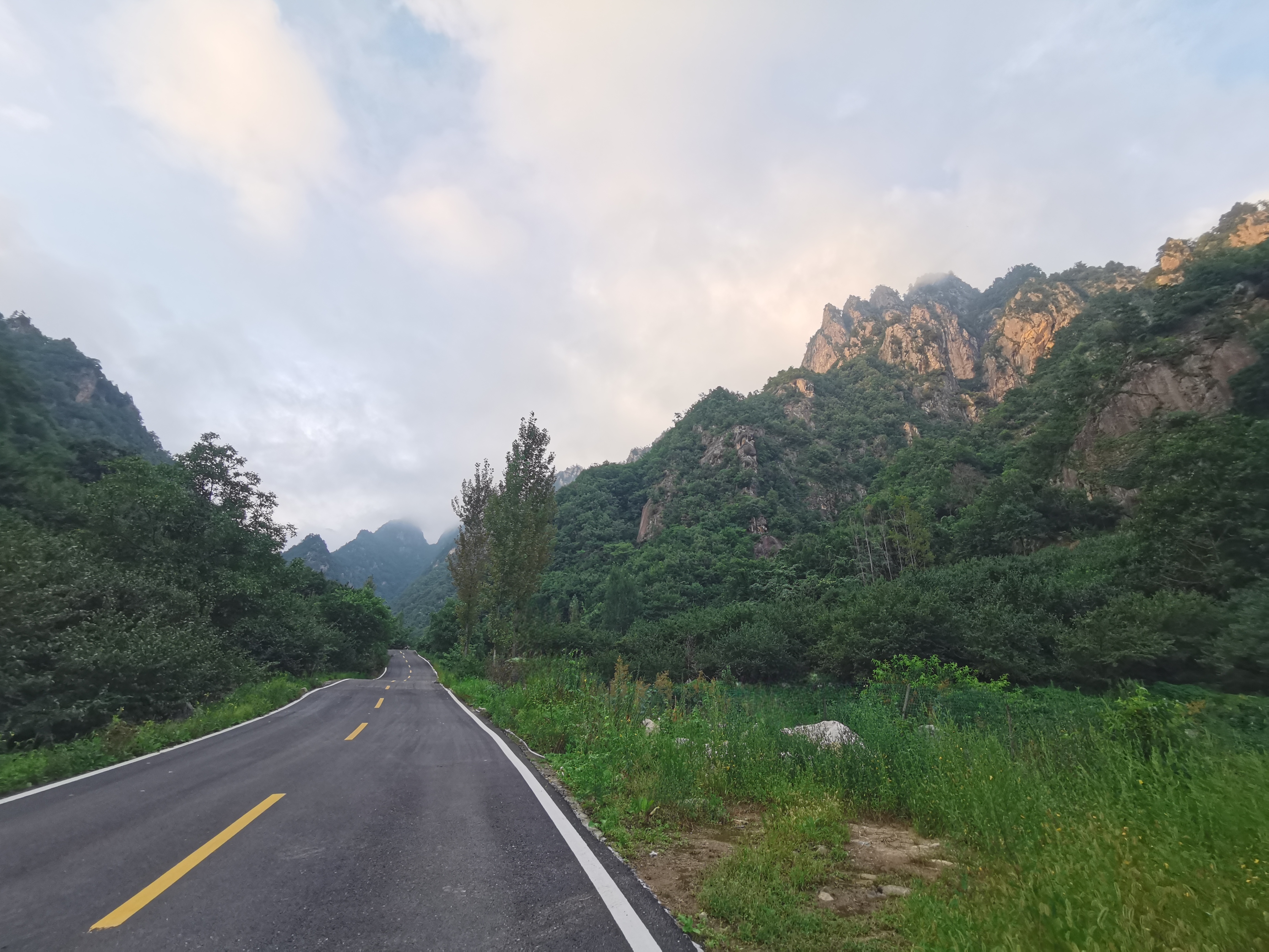 很想知道路的尽头,山的那边是什么?